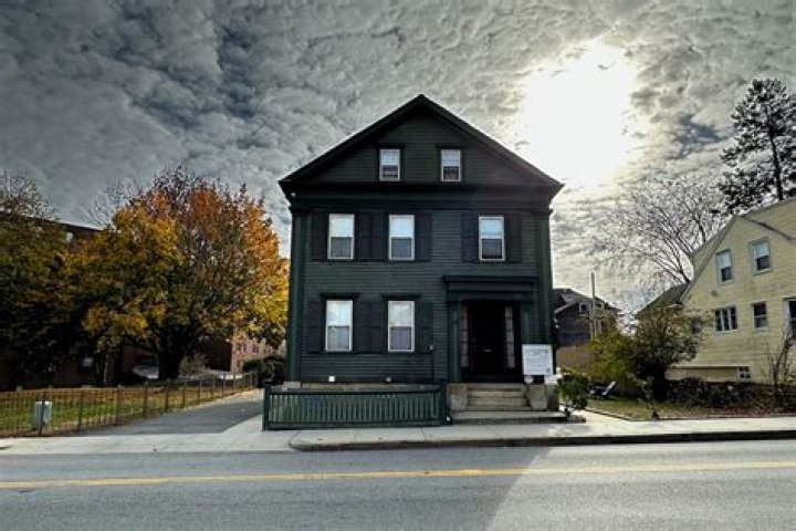 Does Hull House still exist?